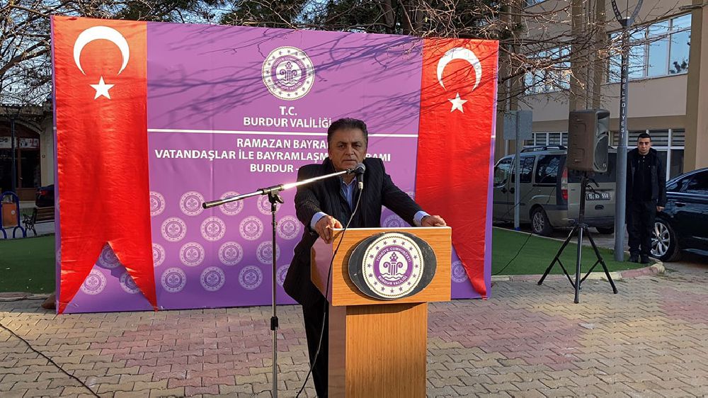 Burdur'da protokol vatandaşlarla bayramlaştı