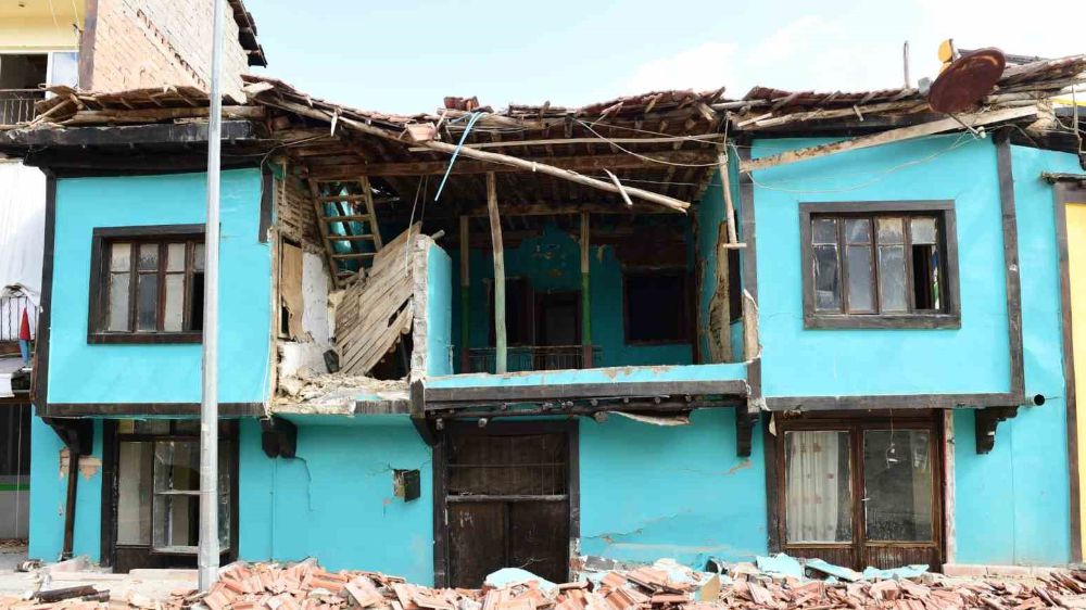 Depremde hasar gören tarihi yapılar inceleniyor