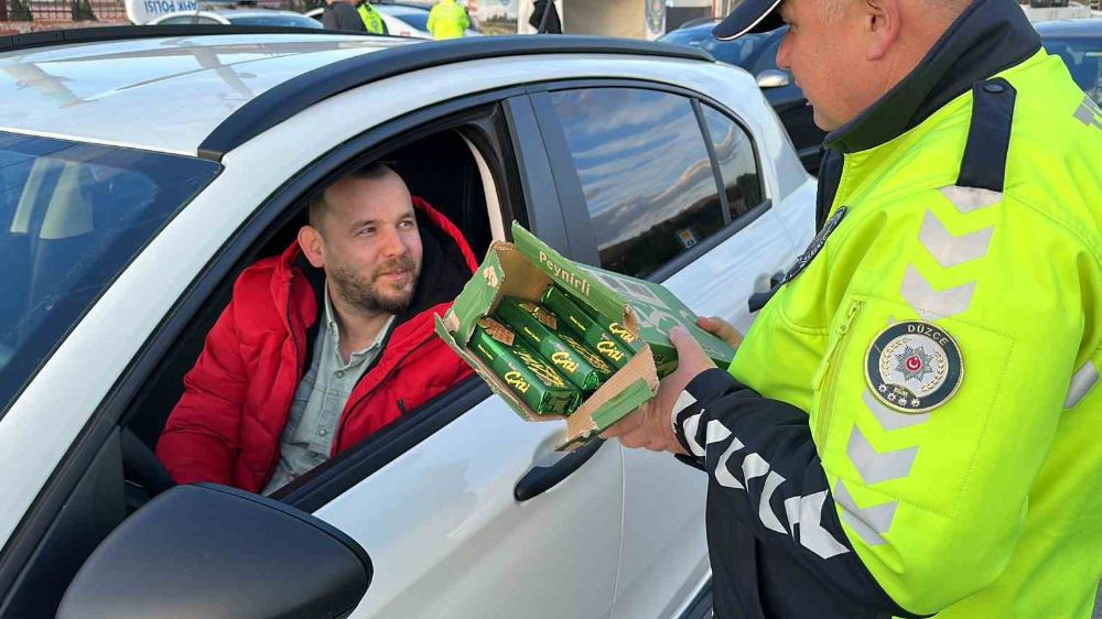 Düzce’de trafik polislerinden iftarlık dağıtım
