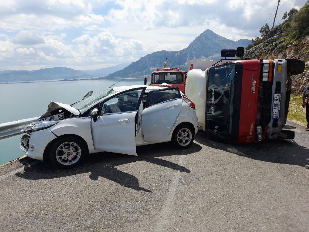 Isparta'da kaza 7 yaralı kamyonetle çarpıştı