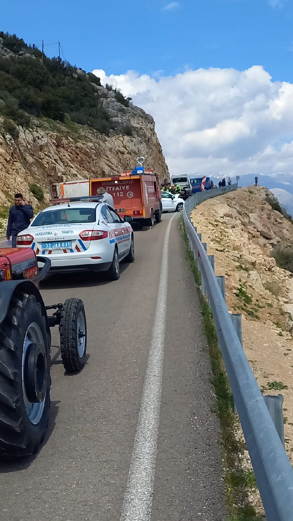 Isparta'da kaza 7 yaralı kamyonetle çarpıştı