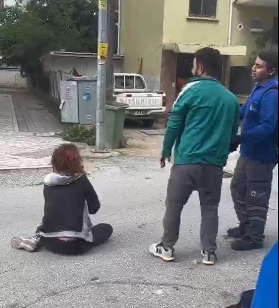 Karı koca sokakta birbirini darp etti
