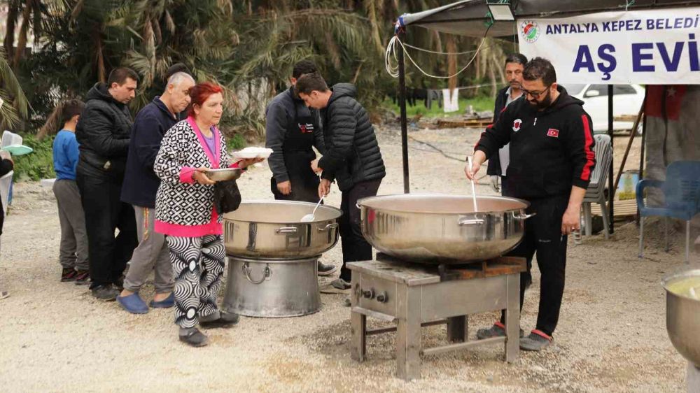 Kepez’in sahra mutfağı deprem bölgesini yalnız bırakmıyor