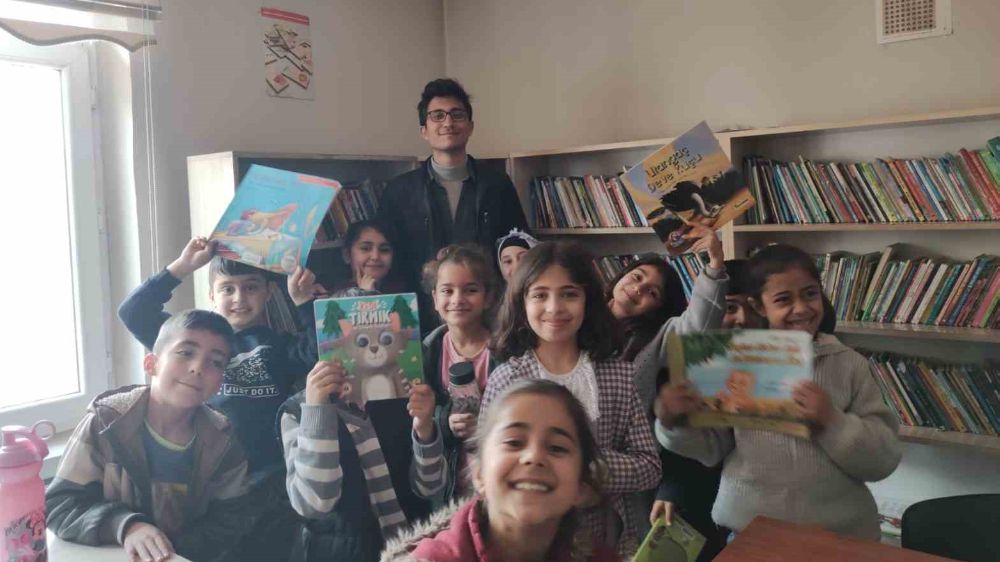 köy okullarındaki öğrencilere halk kütüphanesini gezme fırsatı
