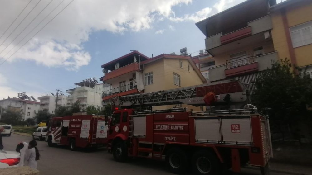 Manavgat' ta çatı yangını