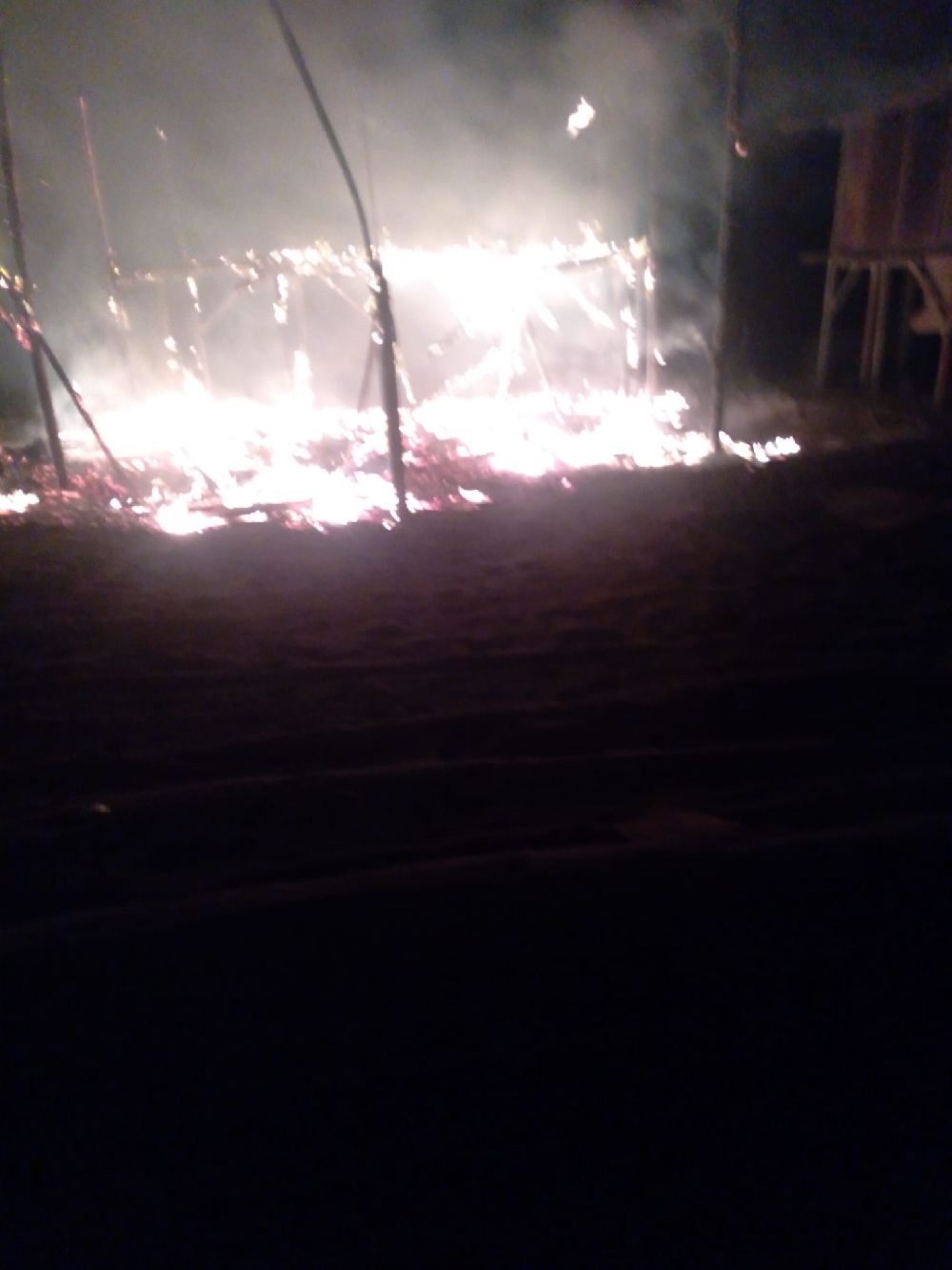 Otellere komşu çardaklarda yangın