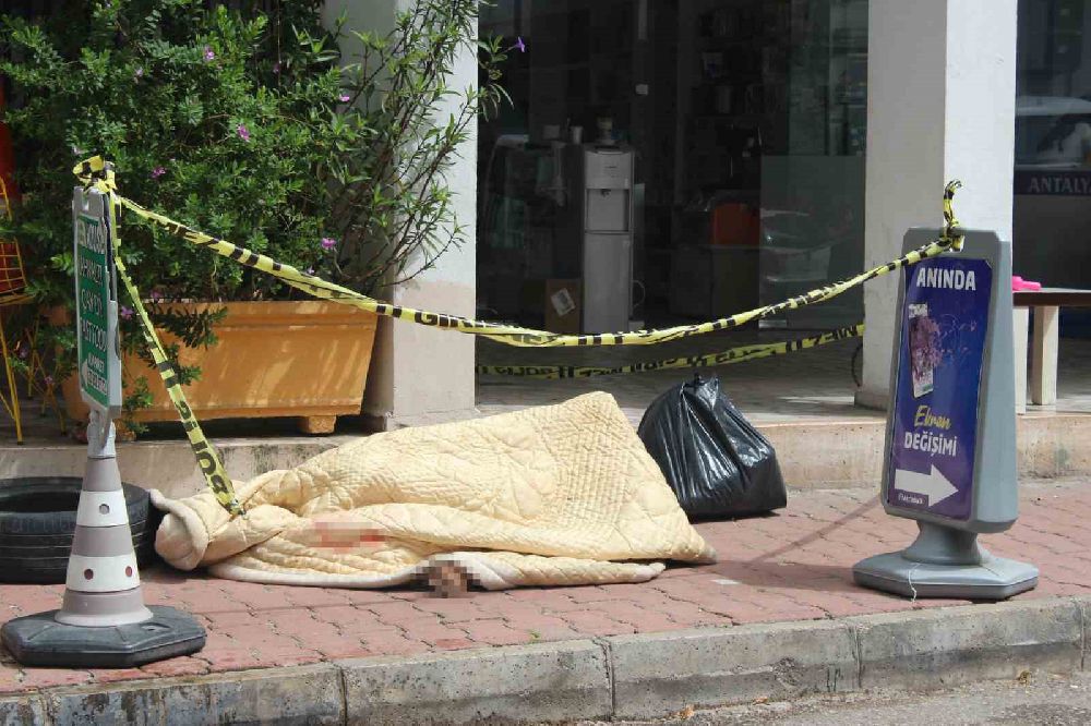 Antalya'da cansız bedeni bulundu, üzerine yorgan örttüler