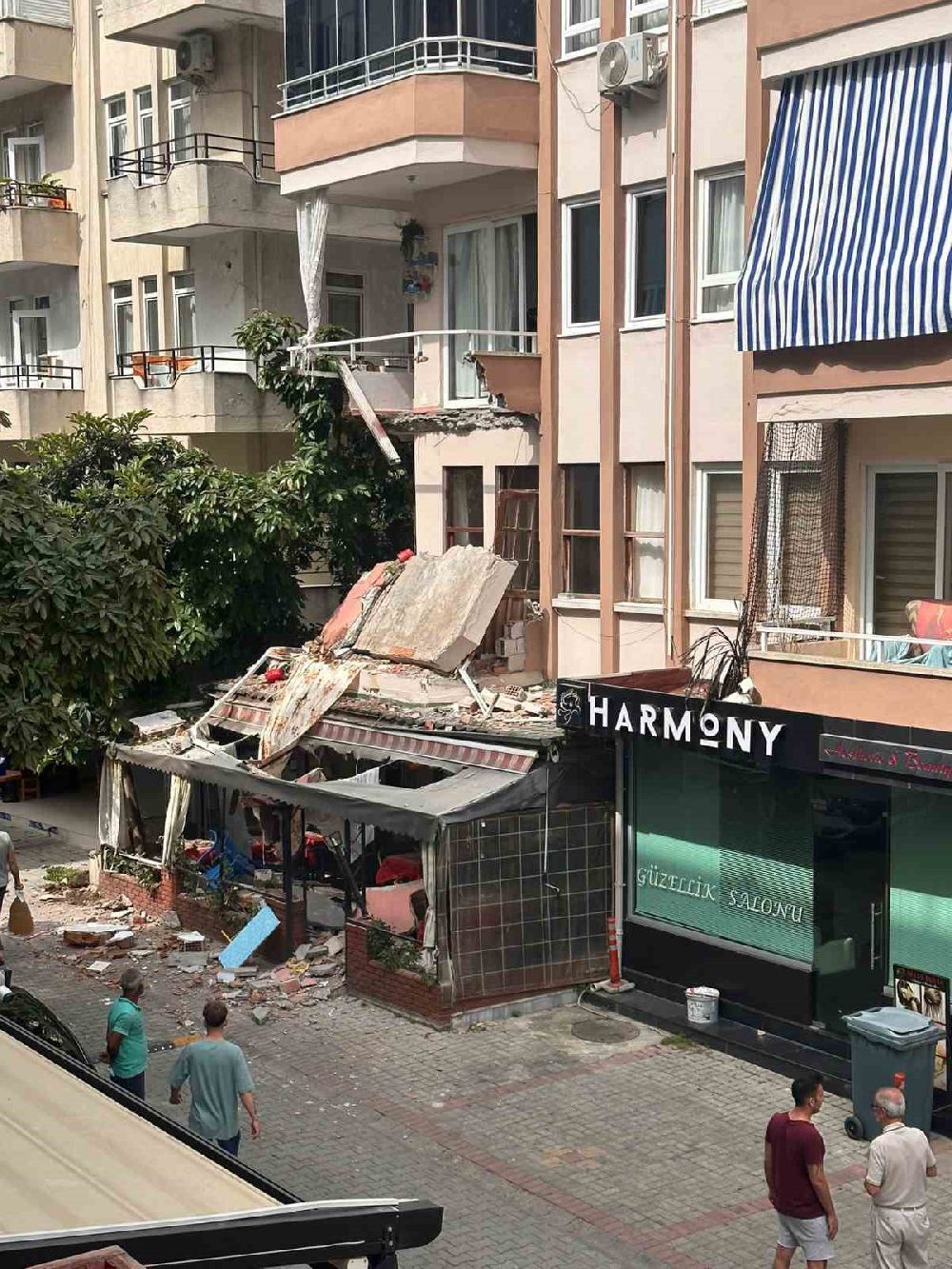 Antalya'da faciaya ramak kala binanın balkonu çöktü