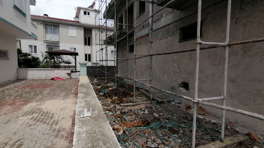 Antalya'da iş kazası 3'üncü kattan düştü ölümden döndü