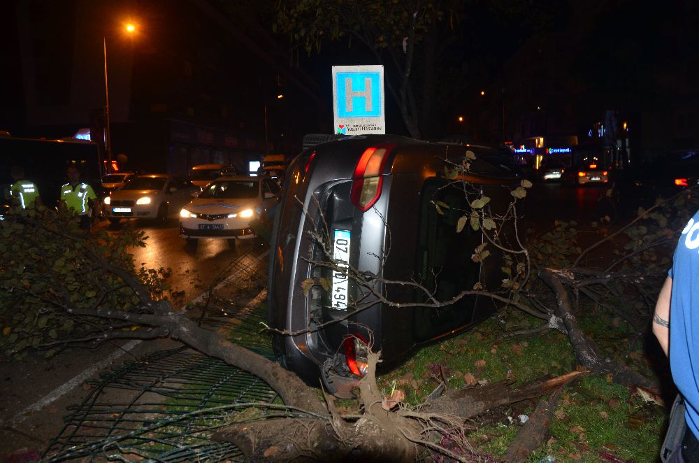 Antalya'da kaza 3 yaralı Refüje çıkıp takla attı