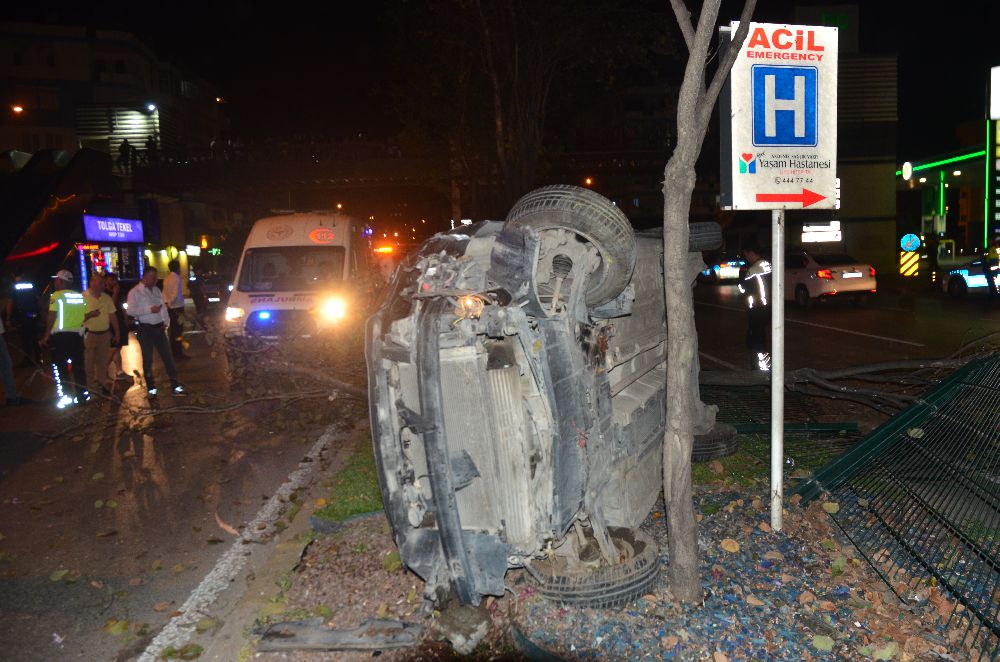 Antalya'da kaza 3 yaralı Refüje çıkıp takla attı