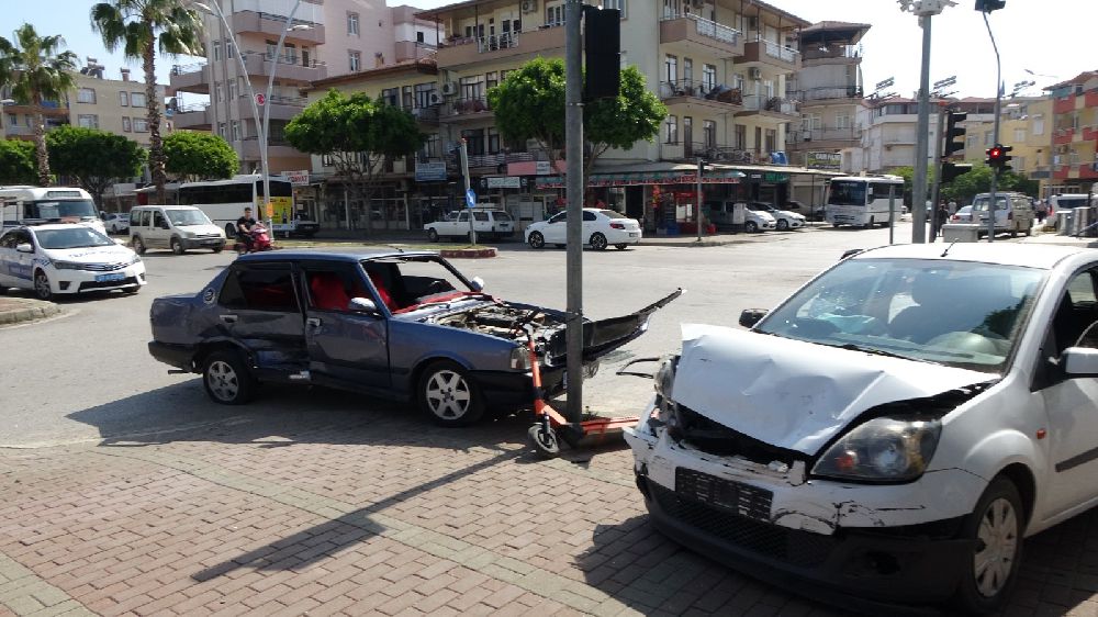 Antalya'da kaza 4 yaralı araçlar hurdaya döndü