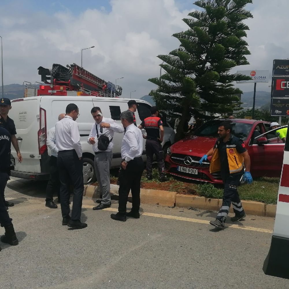 Antalya'da kaza 5 yaralı Otomobil ile kamyonet çarpıştı