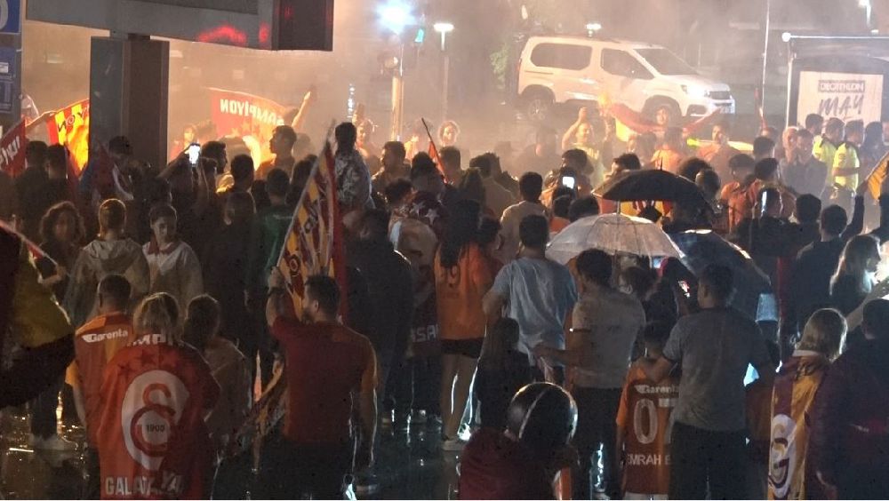Antalya'da konvoylu şampiyonluk kutlaması