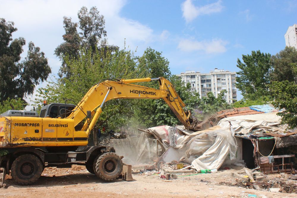 Antalya'da mahalleliyi canından bezdirmişti, belediye ekipleri yıktı