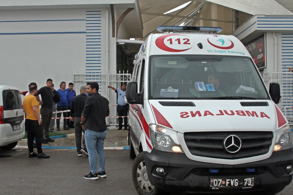 Antalya'da pazarda dehşeti yaşattı 2 yaralı