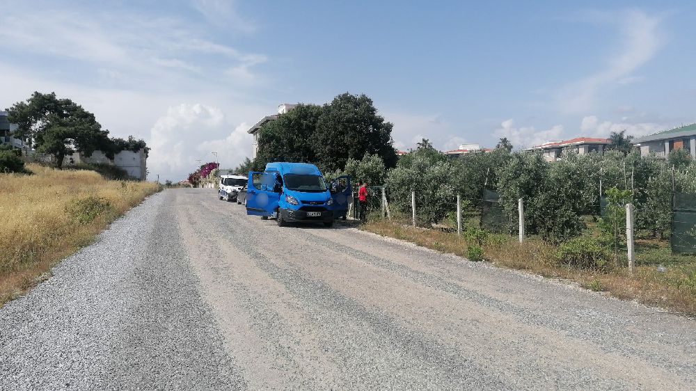 Antalya'da Servisteki kargo aracı hareket halindeyken alev aldı