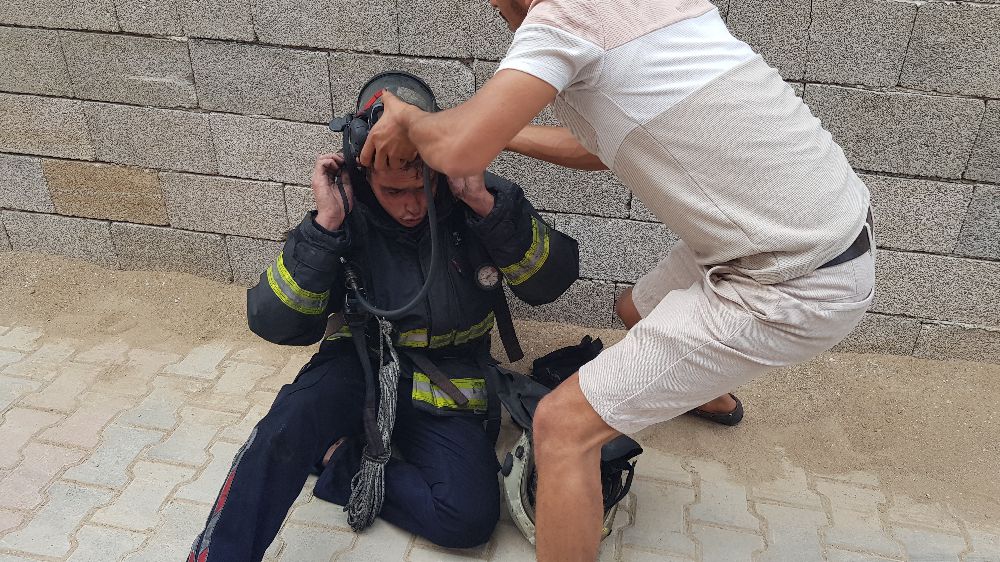 Antalya'da yangında binada mahsur kalıp bayılan genç kızı itfaiye kurtardı