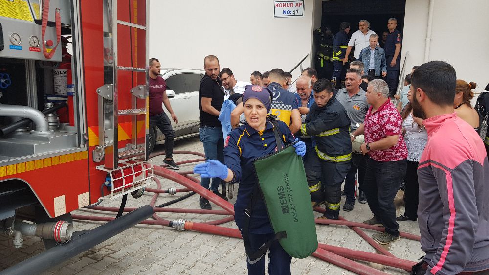 Antalya'da yangında binada mahsur kalıp bayılan genç kızı itfaiye kurtardı