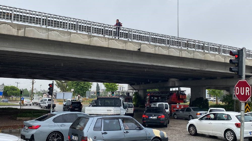 Antalya köprülü kavşakta polislere zor anlar yaşattı