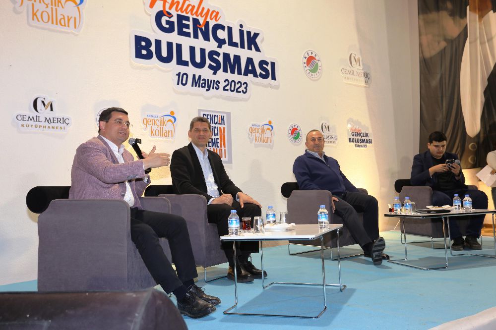 Bakan Çavuşoğlu, Antalya'da gençlerle buluştu
