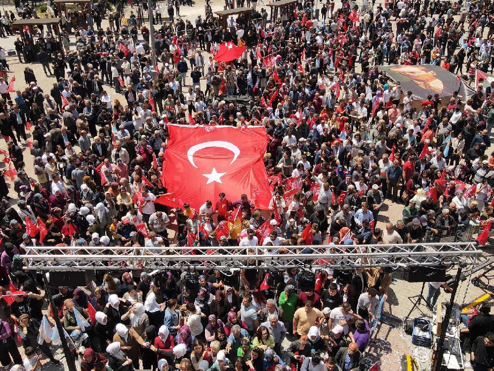 CHP'nin Bucak mitinginde gövde gösterisi