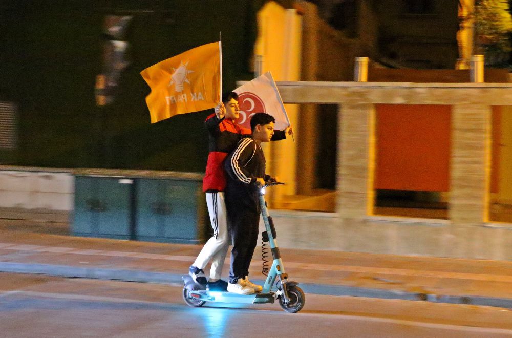 Erdoğan kazandı Antalya sokağa döküldü