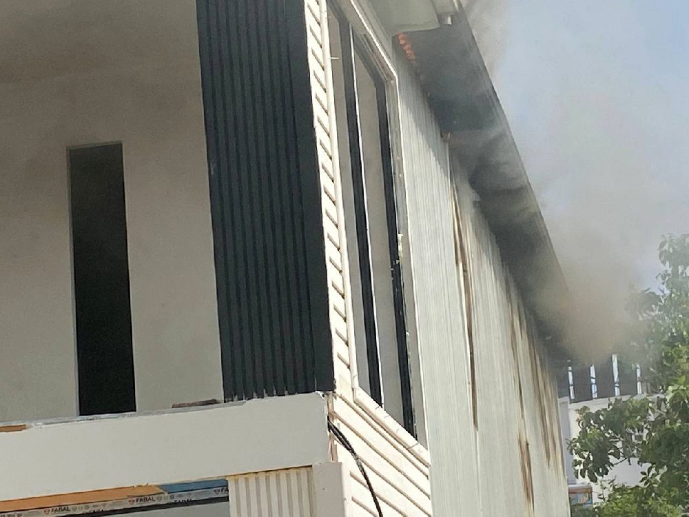 İnşaat halindeki emlak ofisinde korkutan yangın