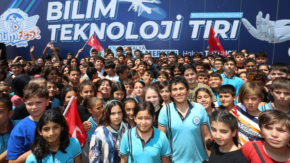 Kepez'in Bilim ve Teknoloji tırına öğrencilerden yoğun ilgi
