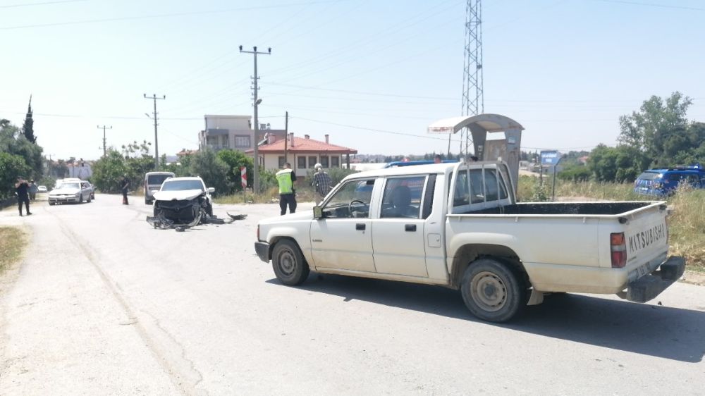 Manavgat Rus turistlerin içerisinde bulunduğu otomobil kamyonetle çarpıştı: 2 yaralı