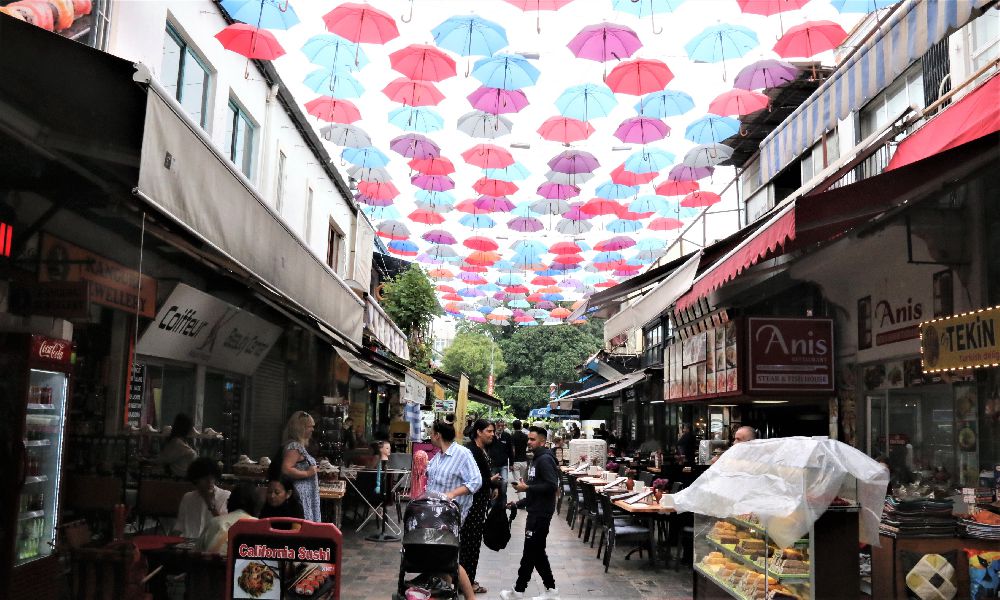 Renk cümbüşü yaşatan caddeye turistler bayılıyor