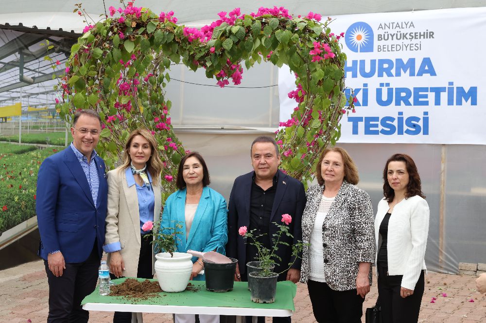 Selvi Kılıçdaroğlu Antalya'da bitki üretim tesisini gezdi