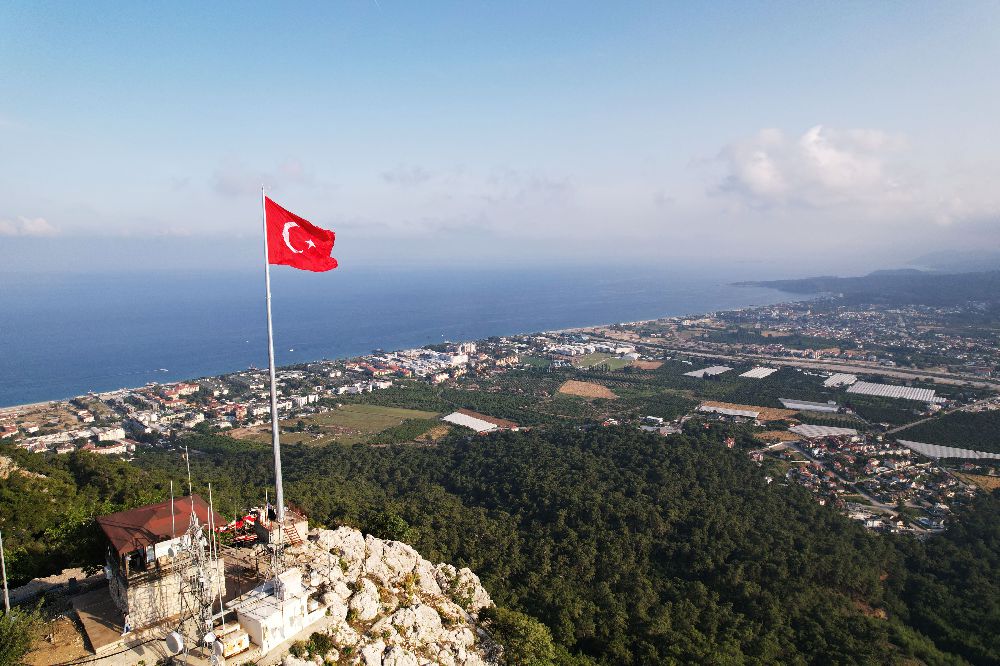 Türk Bayrağı, Çalış Tepesinde dalgalanıyor