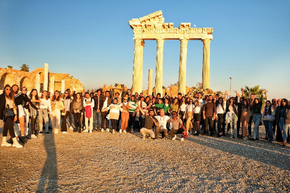 72 ülkeden öğrenci, Antalya'yı keşfediyor
