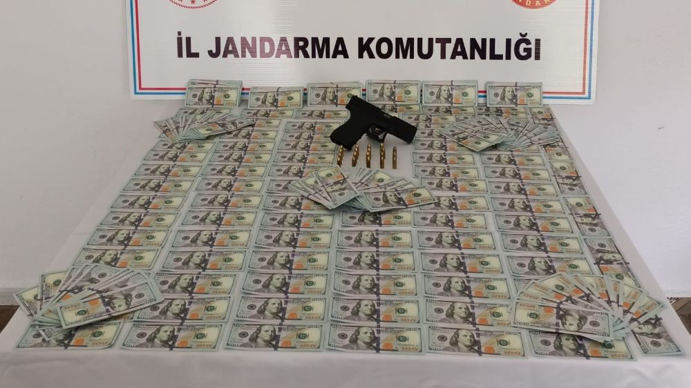 Antalya 4 şahsın üstünde yüklü miktarda sahte dolar ele geçirildi