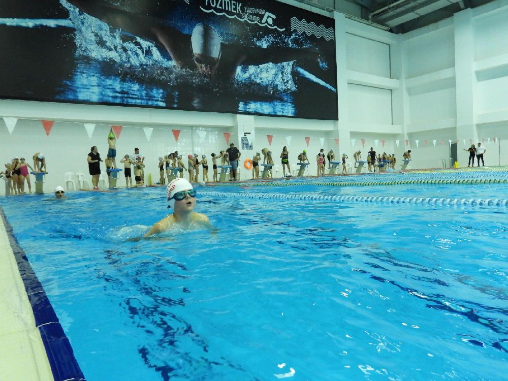 Antalya'da Adnan Menderes yüzme havuzuna yoğun ilgi