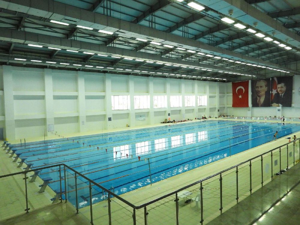 Antalya'da Adnan Menderes yüzme havuzuna yoğun ilgi