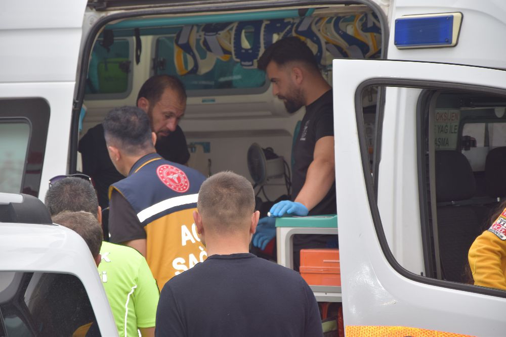 Antalya'da alkollü sürücü araca çarptı, sonra sızdı