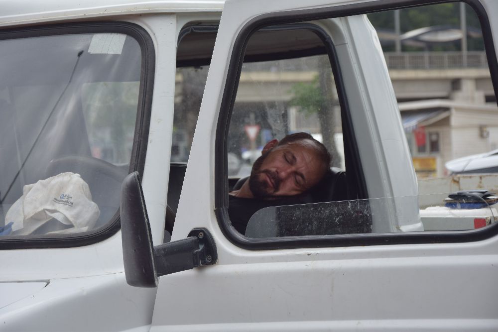 Antalya'da alkollü sürücü araca çarptı, sonra sızdı