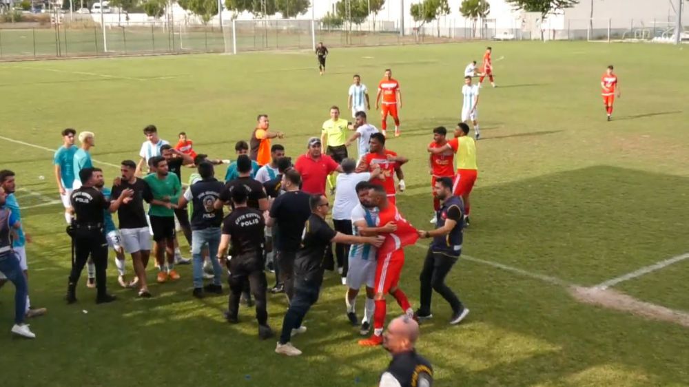 Antalya'da amatör maçta ortalık karıştı