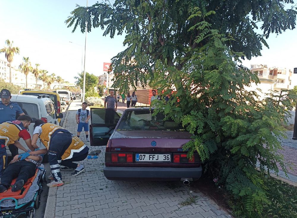 Antalya'da araç önce kaldırıma sonra ağaca çarptı