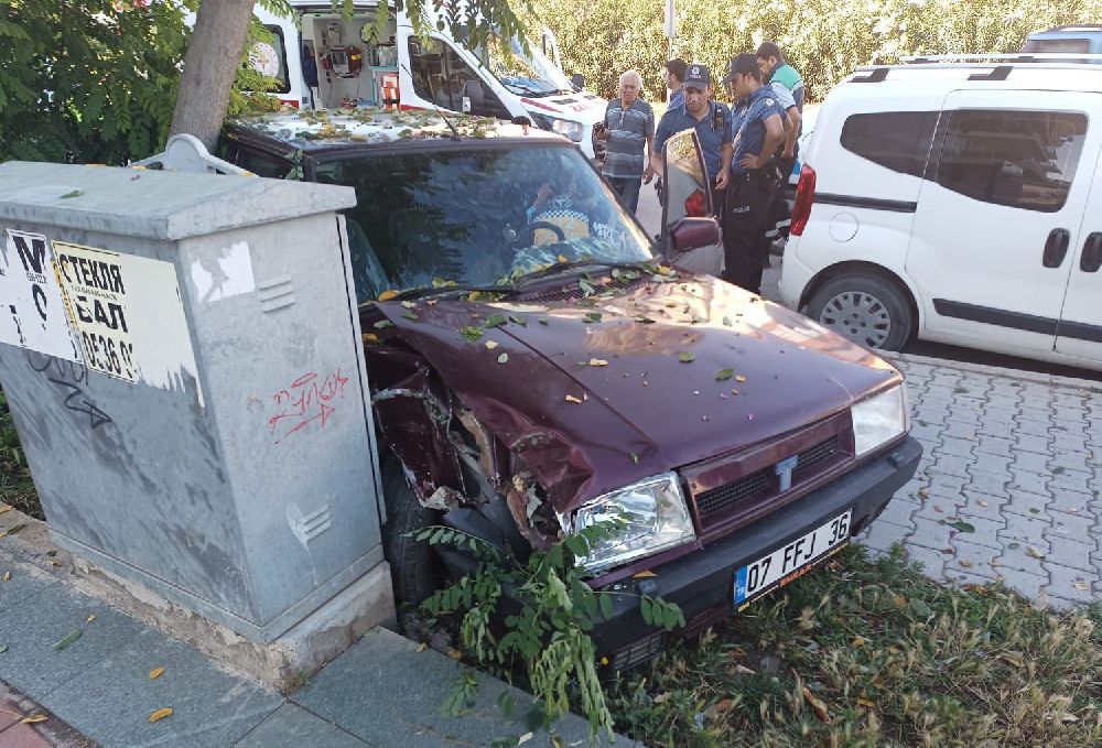 Antalya'da araç önce kaldırıma sonra ağaca çarptı