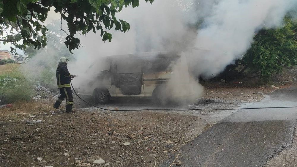 Antalya'da araç yangını Kullanılamaz hale geldi