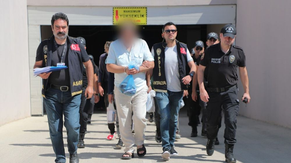 Antalya'da eş zamanlı operasyon: 112 firarı yakalandı