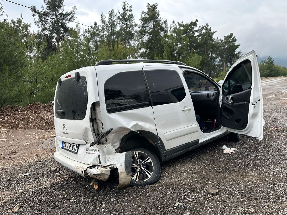 Antalya'da kaza 1 ağır yaralı Otomobilden fırladı