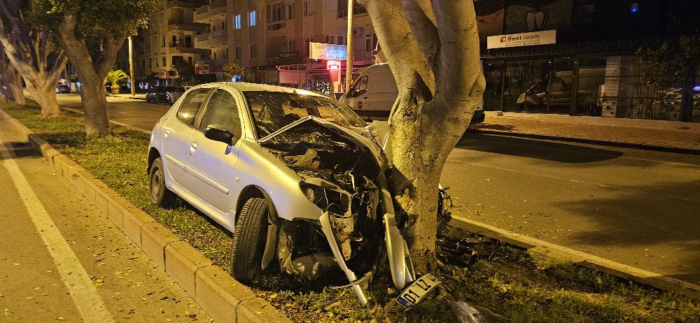 Antalya'da kaza 1 yaralı Araç kontrolden çıktı