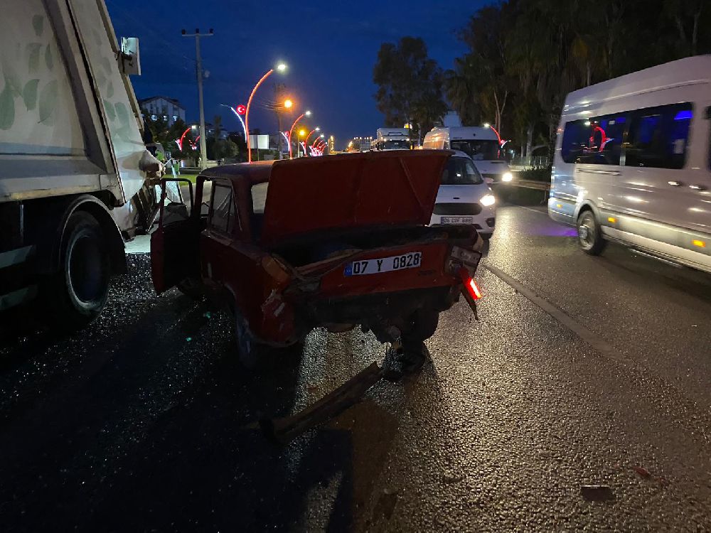 Antalya'da kaza 1 yaralı Kaza geçirip mesaiye devam ettiler