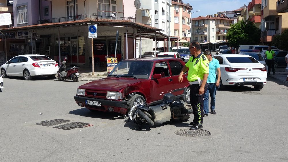 Antalya'da kaza 1 yaralı motosikletle çarpıştı