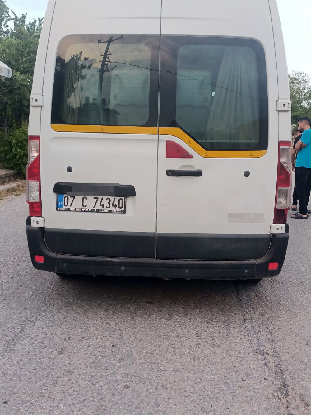 Antalya'da kaza 3 yaralı Minibüsle otomobil çarpıştı
