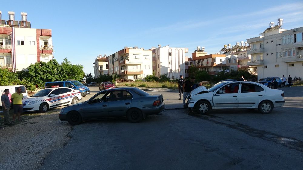 Antalya'da kaza 8 yaralı kafa kafaya çarpıştılar